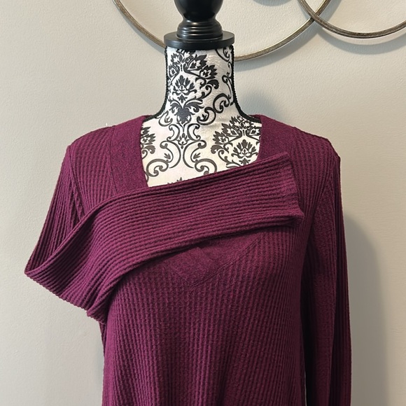 NWOT. Woman’s v-neck, long sleeve, waffle knit tunic length t-shirt in burgundy. - Picture 4 of 9